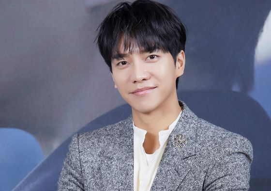 Singer Lee Seung Gi. Lee has recently been embroiled in a controversy surrounding his contract with the agency Hook Entertainment. The agency allegedly threatened Lee and failed to pay him due funds for 18 years. [JOONGANG PHOTO]