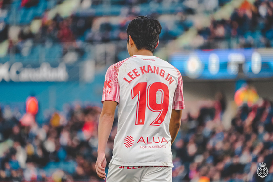 Lee Kang-in walks off the pitch in an image tweeted by RCD Mallorca on Friday.  [RCD MALLORCA]