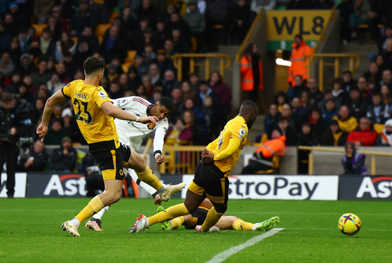 Manchester United's Marcus Rashford scores against Wolverhampton Wanderers in a game at the Molineux Stadium in Wolverhampton, England on Saturday.  [[REUTERS/YONHAP]