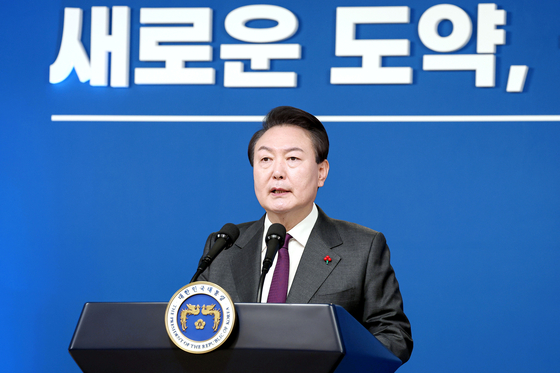 President Yoon Suk Yeol gives his New Year's address at the Yongsan presidential office in central Seoul Sunday. [PRESIDENTIAL OFFICE]