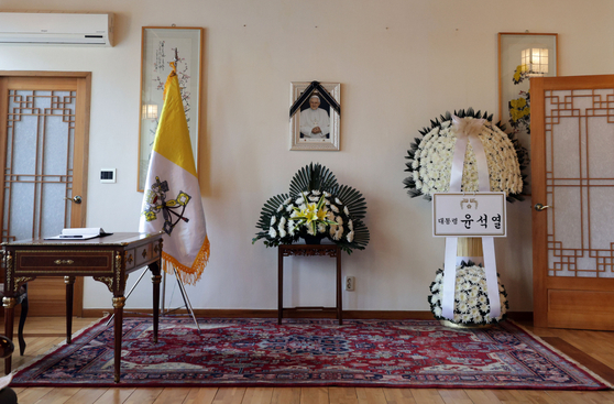 A memorial space is set up for late former Pope Benedict XVI at the Apostolic Nunciature to Korea in Seoul on Monday. [YONHAP]