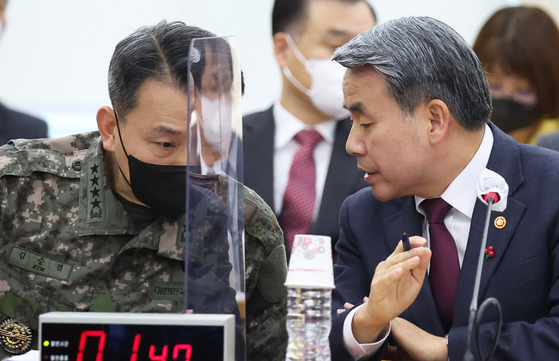 Kim Seung-kyum, chief of the Joint Chiefs of Staff of Korea, left, in discussion with Defense Minister Lee Jong-sup, right, in a National Assembly meeting in Seoul on Dec. 28. [JANG JIN-YOUNG]