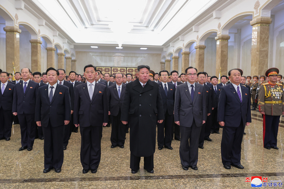North Korean leader Kim Jong-un, center, front row, visits the Kumsusan Palace of the Sun, where the bodies of state founder and his grandfather, Kim Il-sung, and his father, Kim Jong-il, are enshrined, on New Year's Day on Jan. 1, the state-run Korean Central News Agency reported the next day. [YONHAP]