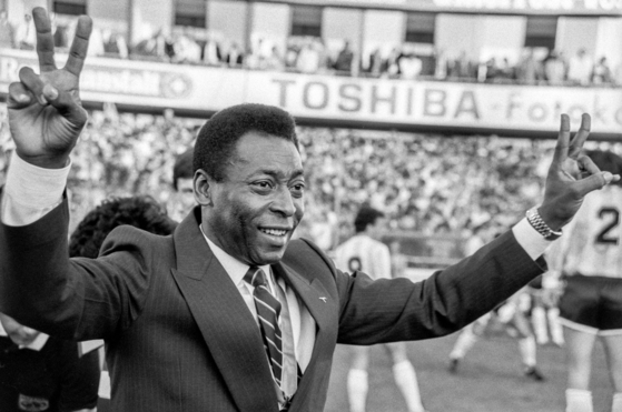 Brazilian legend Pele, whos birth name is Edson Arantes do Nascimento, pictured during a friendly match between Italy and Argentina at Hardturm Stadium in Zurich, Switzerland on June 10, 1987.  [EPA/YONHAP]