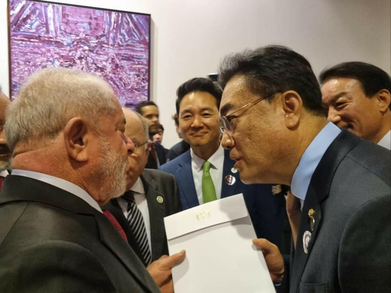 People Power Party interim leader Chung Jin-suk, right, passes a letter from President Yoon Suk Yeol to the newly elected Brazilian president, Luiz Inacio Lula da Silva, who was sworn in on Monday. The delegation of the Korean president’s party was in Brazil to celebrate the inauguration of Lula, who reclaimed his presidency after finishing in 2010. According to the presidential office, President Yoon stressed the importance of cooperation, including in economics and businesses between the two countries. This year marks the 60th anniversary of Korean immigrants landing in Brazil. [CHUNG JIN-SUK FACEBOOK]