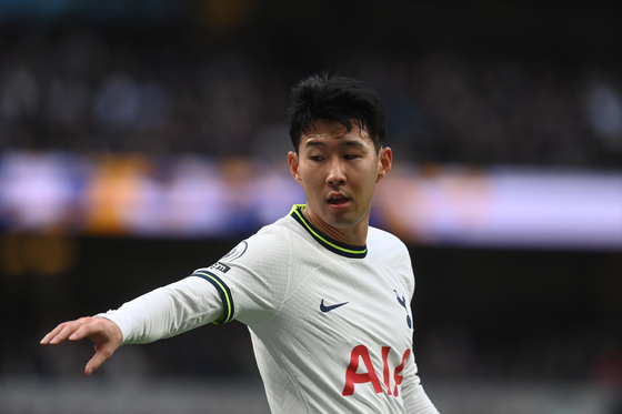 Son Heung-min discards his protective face mask during a game against Aston Villa at Tottenham Hotspur Stadium in London on Sunday.  [EPA/YONHAP]