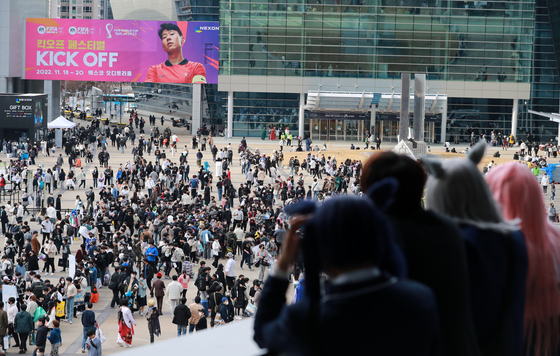  Hundreds of visitors gather to participate at the G-Star 2022, the biggest annual game festival in Korea, on Nov. 20, 2022. [YONHAP]