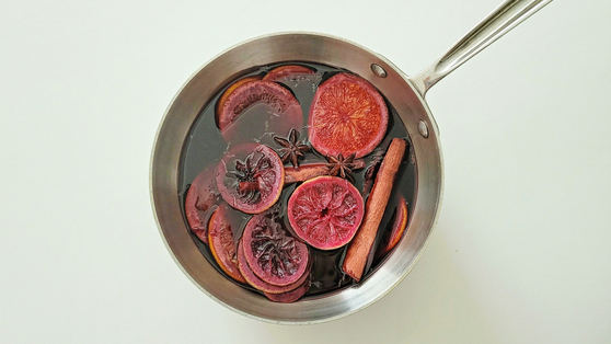Fruits and spices are brewed together with red wine to make mulled wine [JOONGANG ILBO]