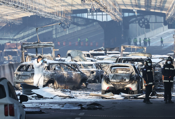 Automobiles on Friday burned in fire that broke out in a noise-barrier tunnel on the Second Gyeongin Expressway, which connects Incheon to Seongnam [YONHAP] 