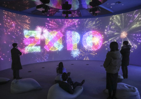 Visitors to the promotional hall for Busan’s campaign to host the 2030 World Expo, which opened at Busan City Hall on Tuesday, watch a video clip displayed on the wall. The 4-minute, 30-second clip shows the progression from the first World Expo in London in 1851 to the 2030 Busan World Expo on a 14-meter (46-foot) wide and 4.2-meter long, 173-degree curved panoramic screen. [YONHAP]