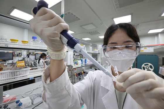 A researcher at SK bioscience's research center in Seongnam, Gyeonggi [NEWS1]