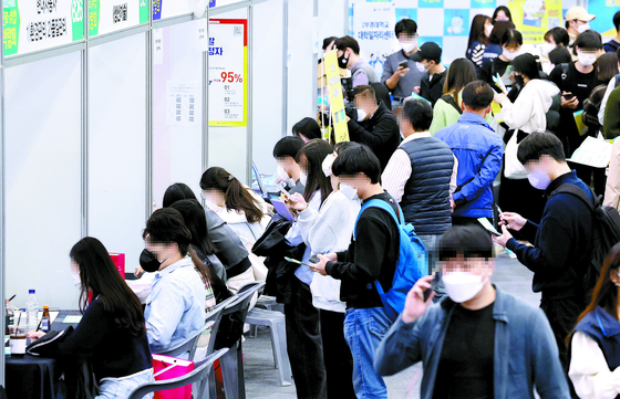 Job seekers flood a job fair at Pukyong National University in Busan on Nov. 9, 2022. [SONG BONG-KEUN]