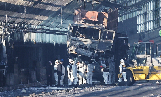 The police and firefighters inspect the garbage truck a day after a fire broke out from the truck on the Second Gyeongin Expressway killing five people last Thursday. [YONHAP] 