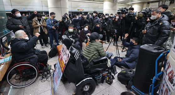 Members of the Solidarity Against Disability Discrimination protest at the Dongdaemun History & Culture Park Station in Jung District, central Seoul, on Tuesday, calling for better mobility services for disabled people. [YONHAP]