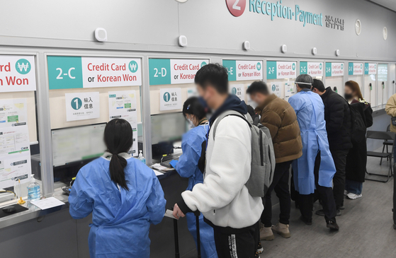 Arrivals from China are getting tested for Covid-19 at a PCR center in Incheon International Airport on Monday. [NEWS1]