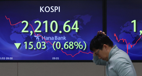 Electronic display boards at Hana Bank in central Seoul show stock and foreign exchange markets on Tuesday morning. [YONHAP]