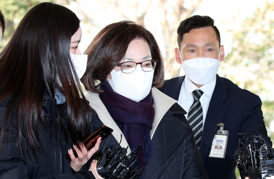 Park Hee-young, center, head of the Yongsan District Office, arrives at the Seoul Western District Court in Mapo District, western Seoul, on Dec. 26 to attend a hearing for a pre-trial detention warrant. [NEWS1] 