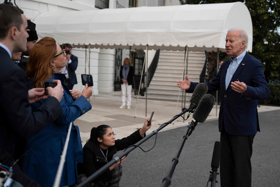 US President Joe Biden speaks to the press upon arrival at the White House in Washington on Monday.  [AFP/YONHAP]