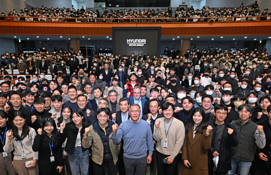 Hyundai Motor Group Executive Chair Euisun Chung poses with the carmaker's employees during a Tuesday event. [HYUNDAI MOTOR]