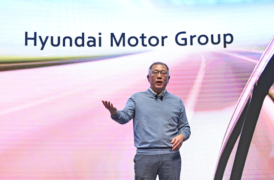 Hyundai Motor Group Executive Chair Euisun Chung delivers a speech during a New Year's event Tuesday at the company's research center in Hwaseong, Gyeonggi. [HYUNDAI MOTOR]
