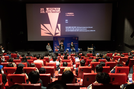 Audiences watch a screening of an independant film at the 2022 Jeonju International Film Festival held on May 2, 2022. [JEONJU INTERNATIONAL FILM FESTIVAL]