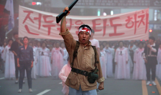 A man re-enacts a moment in the May 18 Gwangju Uprising at a special anniversary event dedicated to the movement on May 17, 2018. [YONHAP]