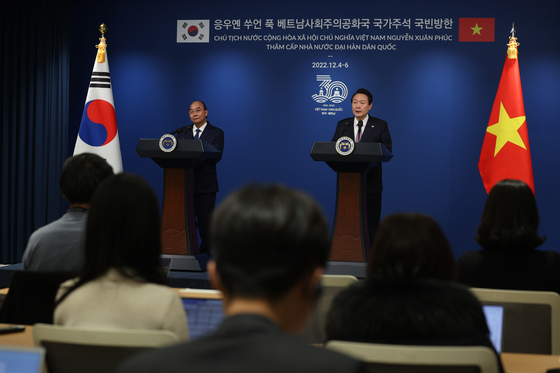President Yoon Suk Yeol, right, announces a statement with Vietnamese President Nguyen Xuan Phuc during the Vietnamese leader's state visit to Korea in December. [NEWS1]