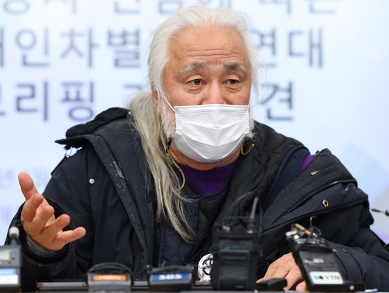 Park Kyoung-seok, head of the Solidarity Against Disability Discrimination, speaks during a meeting with reporters in Seoul on Wednesday. [YONHAP]