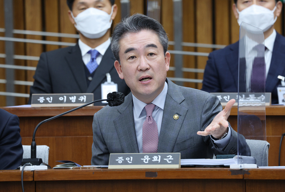 National police chief Yoon Hee-keun responds to questions from the National Assembly at a hearing on Wednesday. [YONHAP] 