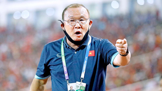 박항서 베트남 감독이 2022년 5월 22일 동남아시안게임 태국과의 경기에서 환호하고 있다.  [AP/YONHAP]