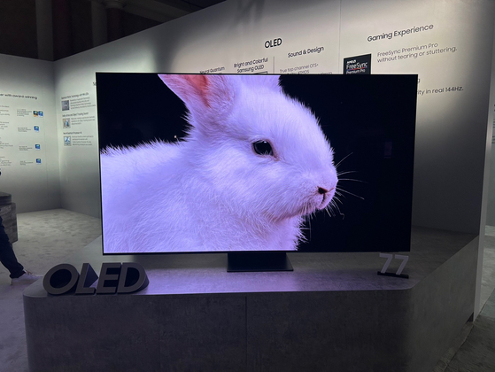 Samsung Electronics introduced a 77-inch OLED TV with panels dubbed QD-OLED Display Tuesday ahead of the CES 2023 in Las Vegas. [SARAH CHEA]