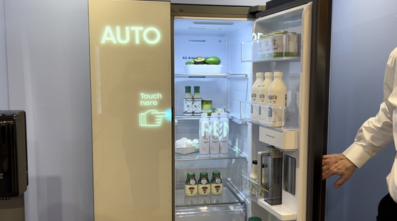 Auto Open Door system is newly applied to Bespoke refrigerators which allow people to simply touch a sensor to open the door. [SARAH CHEA]