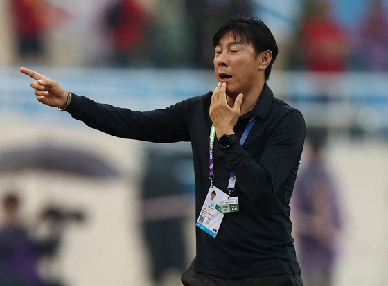 Indonesia coach Shin Tae-yong watches his squad take on Malaysia during the Southeast Asian Games on May 22, 2022.  [REUTERS/YONHAP]