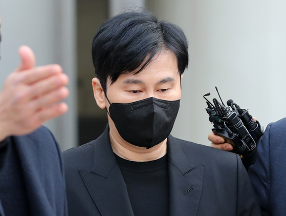 Yang Hyun-suk, founder and largest shareholder of YG Entertainment, leaves the Seoul Central District Court after being ruled not guilty for allegations of blackmailing an informant on Dec. 22. [NEWS1]