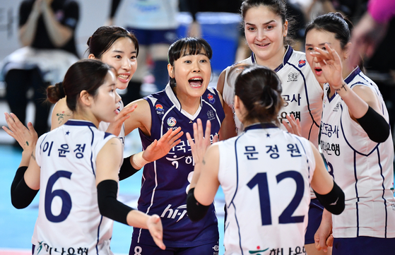 Gimcheon Korea Expressway Hi-pass players celebrate after beating Daejeon KGC 3-2 in a close game at Chungmu Gymnasium in Daejeon on Tuesday. The win lifted Hi-pass after KGC on the V League table, moving into third place on 26 points with KGC in fourth on 25.  [KOVO]
