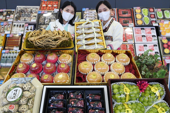 Models pose with gift packages composed of agricultural products for the Lunar New Year on Dec. 27. [YONHAP]