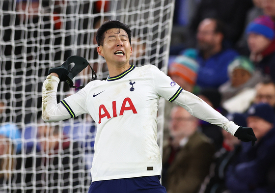 Tottenham Hotspur's Son Heung-min throws his mask away as he celebrates scoring against Crystal Palace at Selhurst Park in south London on Wednesday.  [REUTERS/YONHAP]