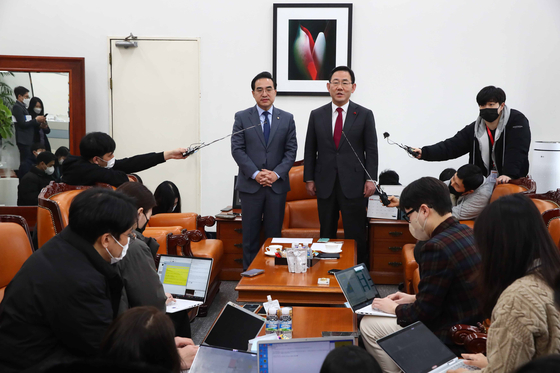 Democratic Party floor leader Park Hong-keun, left, and People Power Party floor leader Joo Ho-young announce an agreement to extend the National Assembly's investigation into the Itaewon tragedy for another 10 days at the National Assembly on Thursday. [YONHAP]