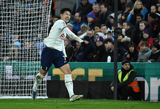 Tottenham Hotspur's Son Heung-min throws his mask away as he celebrates scoring against Crystal Palace at Selhurst Park in south London on Wednesday. Wednesday's game marked Son's 200th start for the Premier League club, making him the first Asian player ever to rack up 200 starts in the Premier League. With the goal, Son became the fourth Spurs player ever to score on their 200th start, after Harry Kane, Teddy Sheringham and Aaron Lennon.  [AFP/YONHAP]