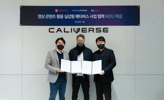From left, Caliverse CEO Kim Dong-kyu, Lee Won-jong, Deputy Managing Director from Lotte Data Communication and Kim Hyung-man, the head of KT alpha's content and media business, sign a memorandum of understanding on Wednesday at Caliverse's building in Chungdam-dong, southern Seoul, to further expand virtual reality (VR) content. [CALIVERSE]
