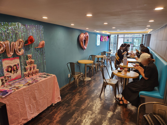 Fans, mostly female, visit a themed cafe in central Seoul's Yongsan District in October, celebrating the birthday of NewJeans member Hanni. [PARK KUN] 