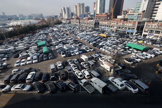 Vehicles are parked at the Janganpyeong used-car market in central Seoul on Thursday as used-car prices continue to fall due to the economic downturn and higher rates. [YONHAP]