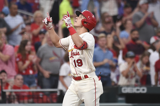 St. Louis Cardinals' Tommy Edman reacts after hitting a solo home run during the third inning of a game against the Chicago Cubs on Sept. 3, 2022, in St. Louis, Missouri.  [AP/YONHAP]