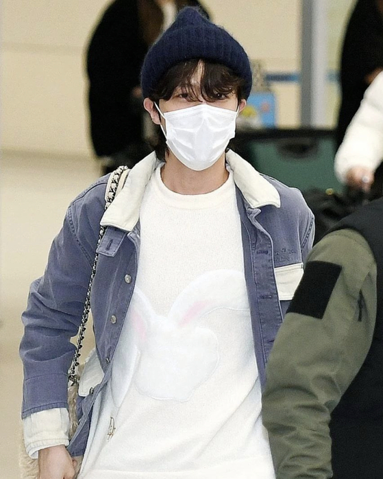J-Hope of BTS was spotted at the airport on Monday donning a white sweater embroidered with a bunny face from Dior's Lunar collection made in collaboration with designer ERL. [SCREEN CAPTURE]