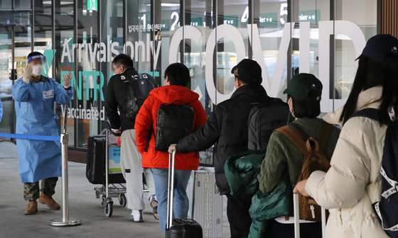 Arrivals from China wait in line to get tested for Covid-19 at Incheon International Airport on Wednesday. [NEWS1]