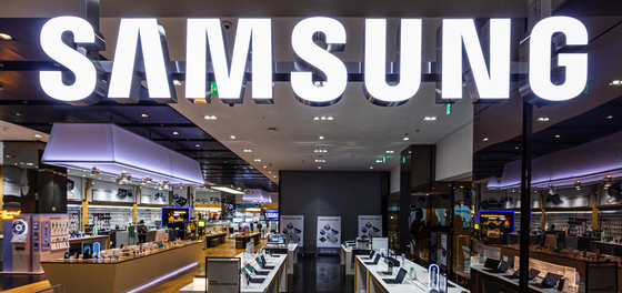 Samsung Electronics devices are displayed in a shop in Seocho District, southern Seoul, on Jan. 6. [YONHAP]