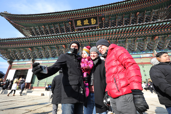 Travelers from Germany visit Gyeongbok Palace during their visit to Seoul on Dec. 28. [PARK SANG-MOON]