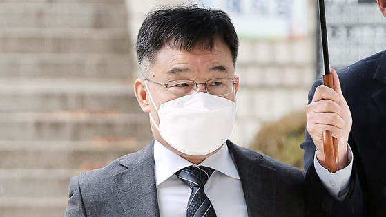 Kim Man-bae, owner of Hwacheon Daeyu, an asset management company at the center of the Daejang-dong corruption scandal, heads to the Seoul Central District Court in Seocho District, southern Seoul, on Nov. 28. [JOONGANG ILBO]