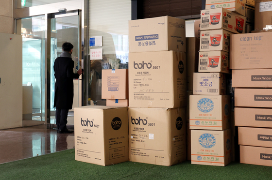 Boxes of supplies are stacked outside a state-run quarantine facility in Incheon on Wednesday for short-term Chinese travelers who tested positive for the coronavirus. [YONHAP]