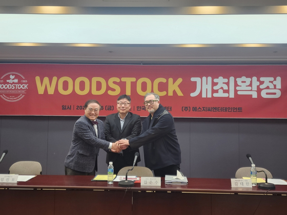 Legendary rock festival Woodstock music and art fair is coming to Korea in July, said performance production agency SGC Entertainment during a conference Friday at the Korea Press Center in Jung District, central Seoul. From left, music critic Lim Jin-mo, SGC's CEO Kim Eun-soo and production director Kim Tae-han attended the conference. [YONHAP]